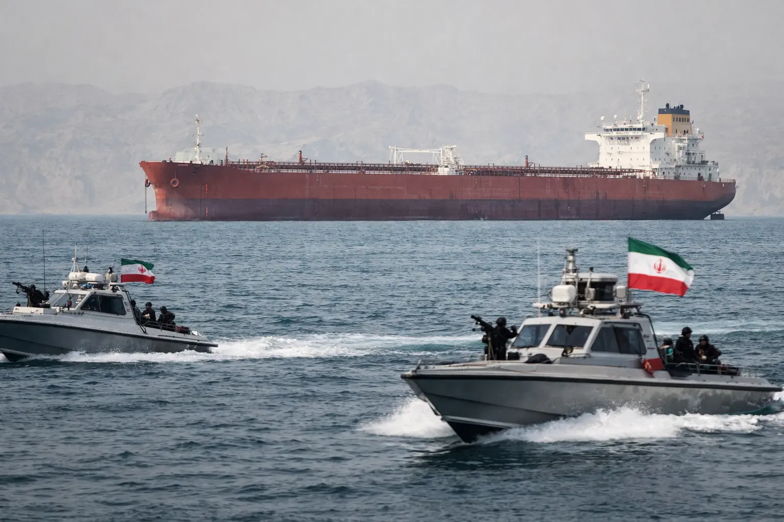 Détroit d’Ormuz : l’Iran referme le passage, les États-Unis relancent des pourparlers incertains