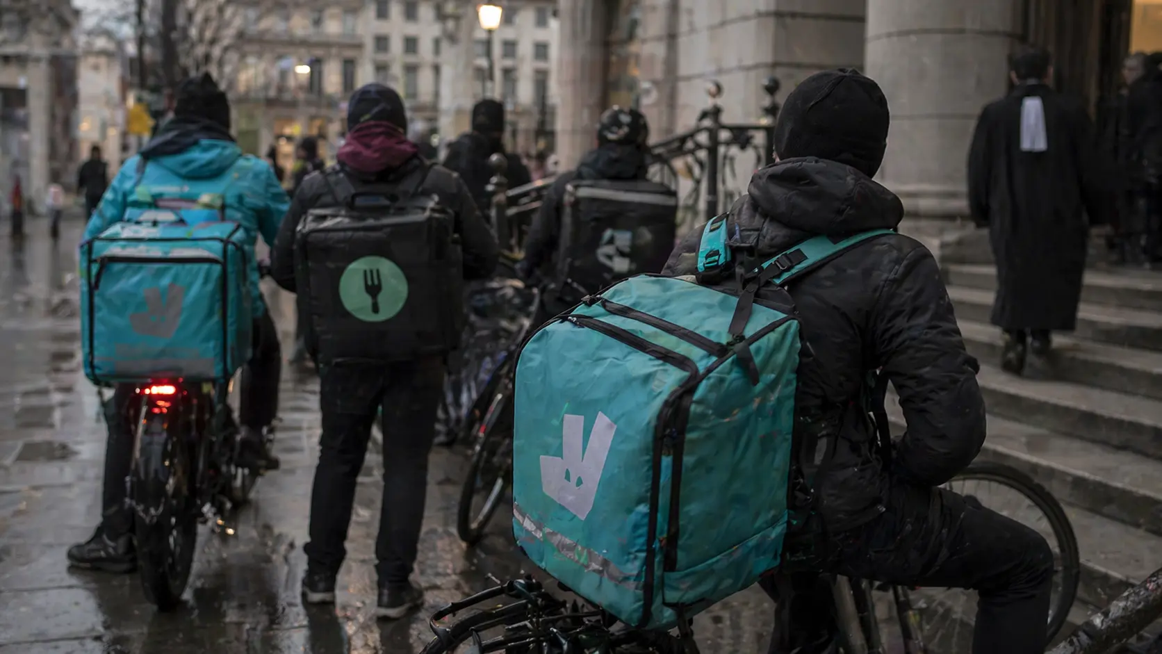 Livreurs de plateformes : quatre associations visent Uber Eats et Deliveroo pour traite d’êtres humains