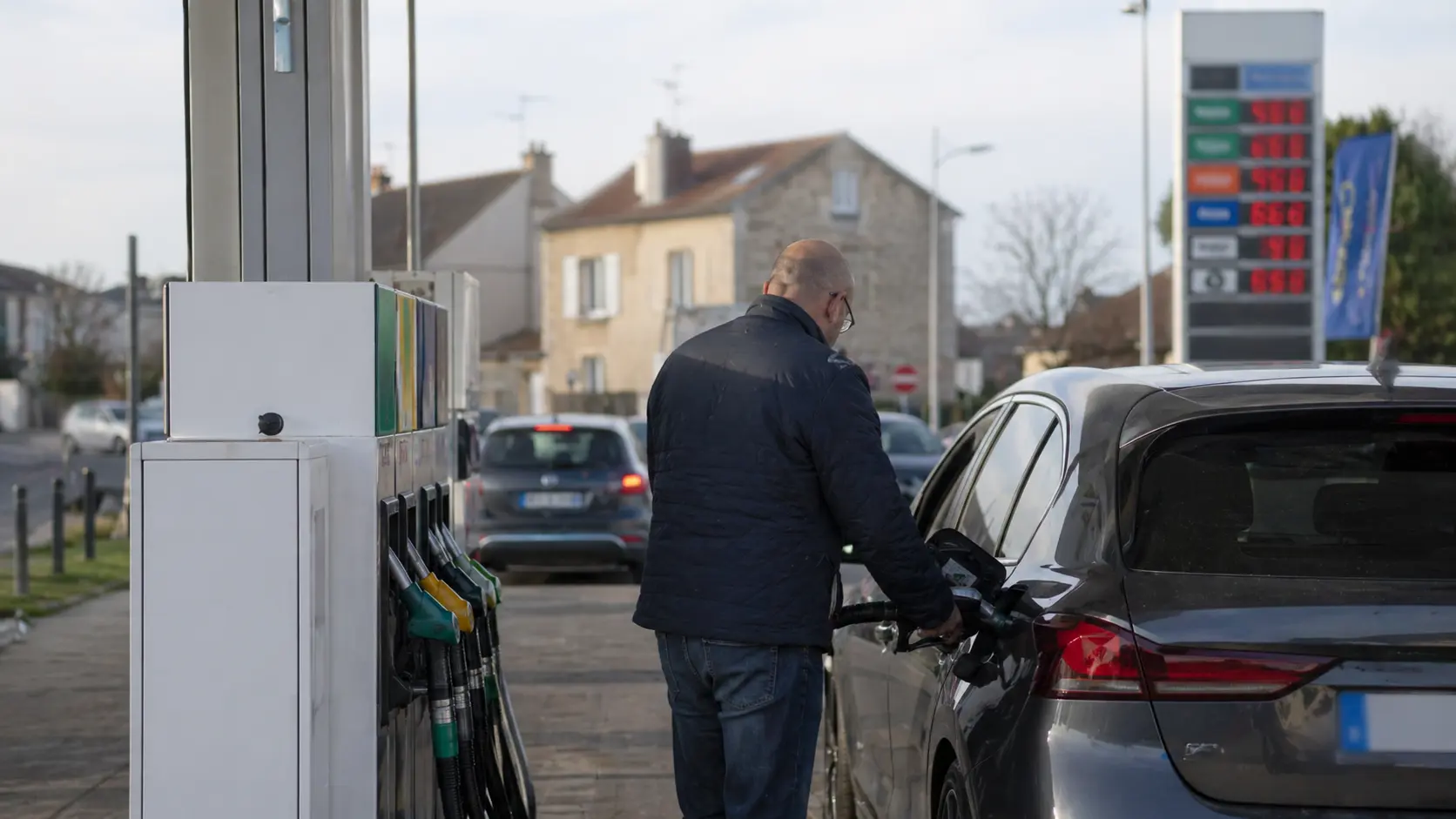 Carburants : Emmanuel Macron écarte la pénurie, les prix restent sous tension