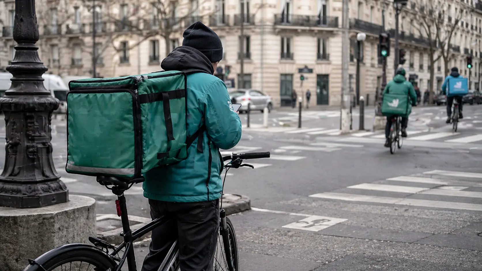 Économie : les livreurs de repas voient leurs revenus baisser, quatre associations portent plainte