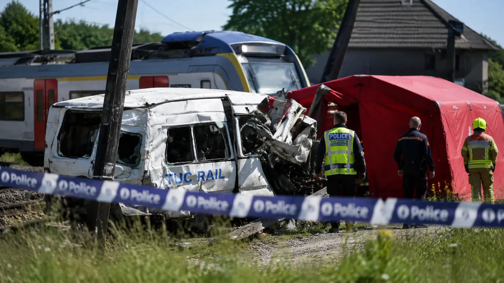 Belgique : quatre morts, dont deux enfants, dans une collision entre un car scolaire et un train à un passage à niveau