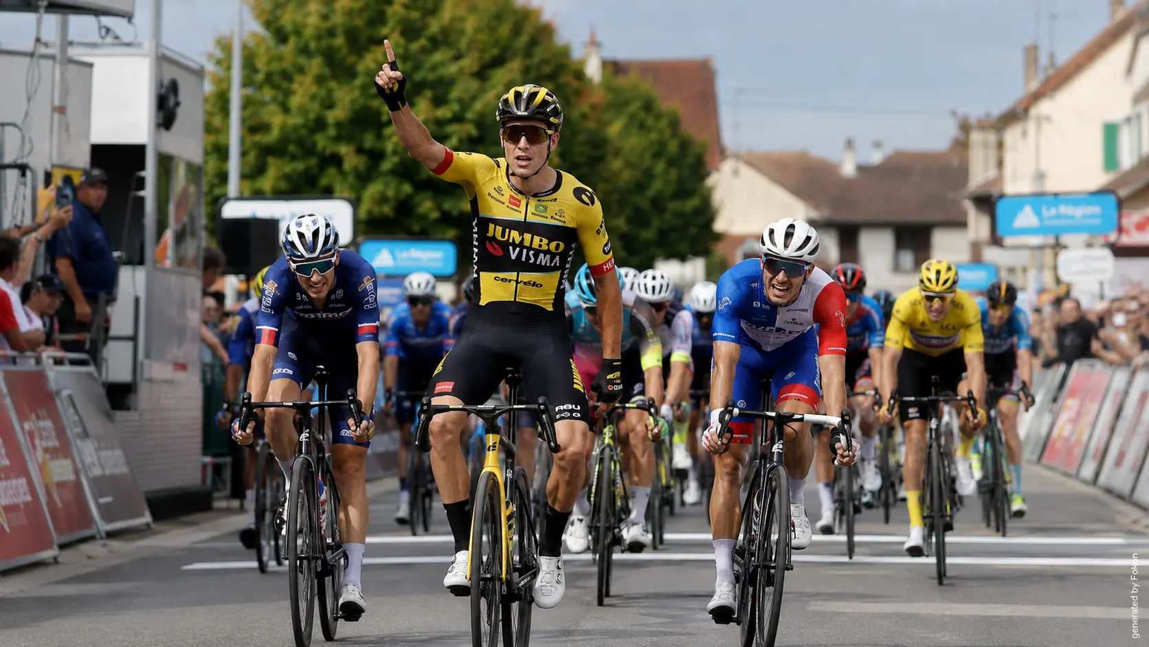 Tour Auvergne-Rhône-Alpes : Wout Van Aert s'impose au sprint sur la 5e étape, Alex Baudin garde le Maillot Jaune
